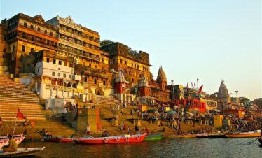 Ahilya_Ghat_by_the_Ganges,_Varanasi