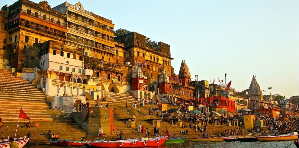 Ahilya_Ghat_by_the_Ganges,_Varanasi